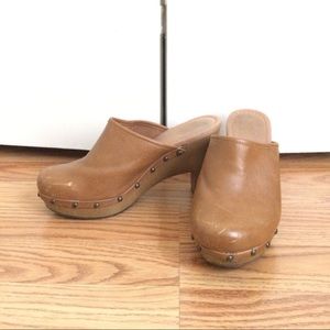 Old navy tan mule clogs
